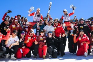 Marco Odermatt et Lara Gut-Behrami entourés par plusieurs membres de Swiss Ski lors des finales en Andorre